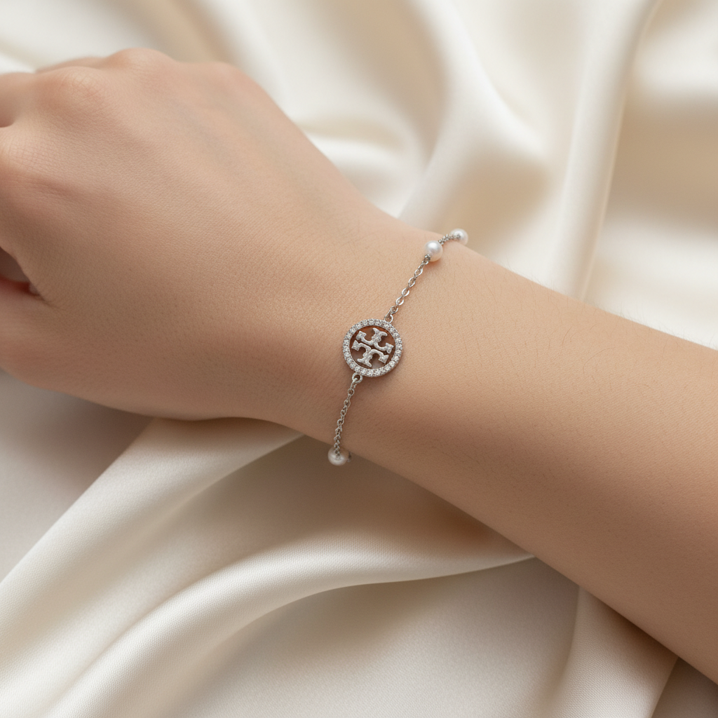 Single bracelet wrist shot